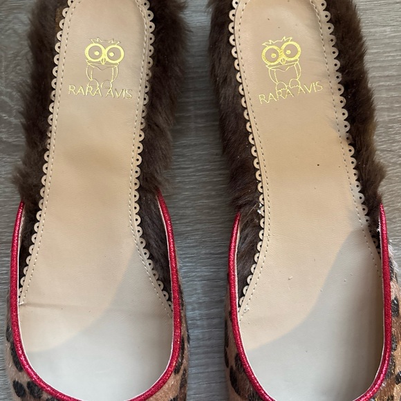 Leopard Print Red Rhinestone Lips Faux Fur Mule by Iris ApfelSize 8M - Picture 2 of 16